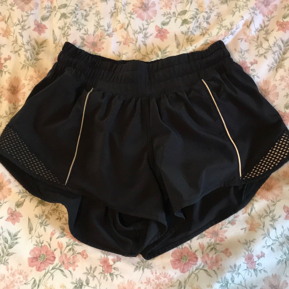 NWOT lululemon Hotty Hot short size 4